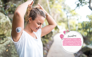 Jeune femme portant un capteur de glycémie au bras